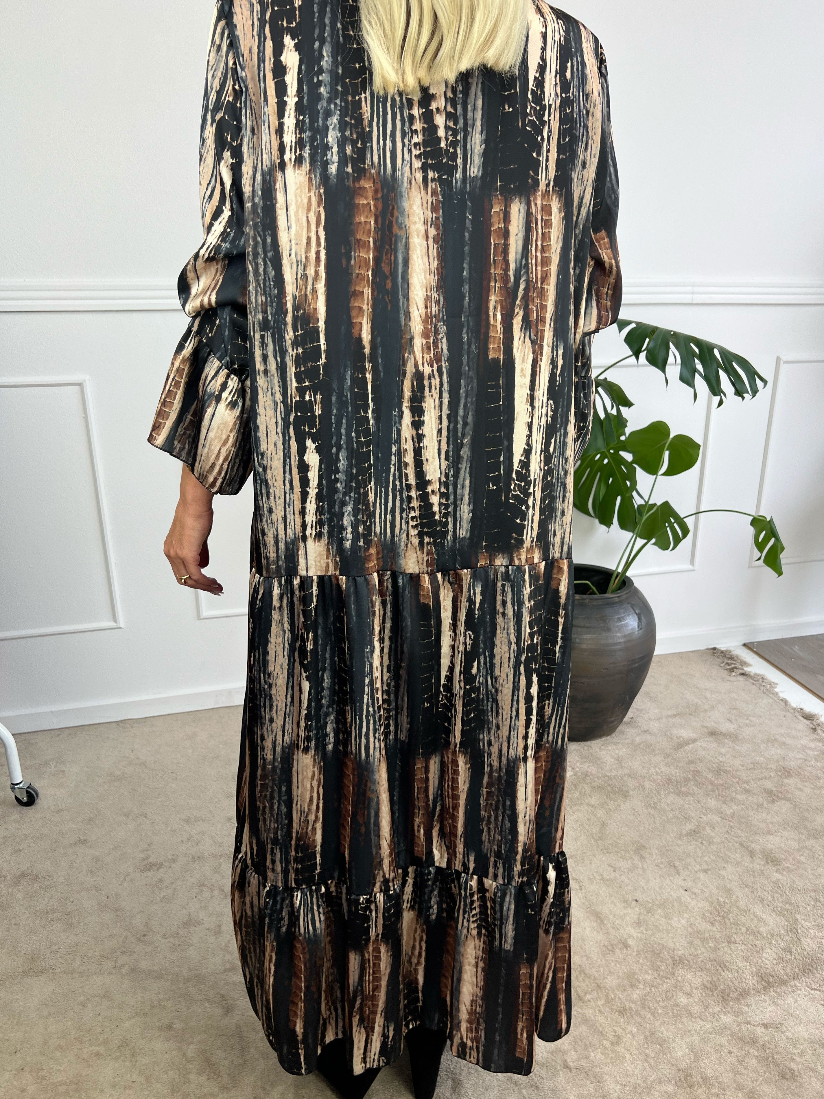 Flores - Lang mønstret lag på lag kjole i silkelook